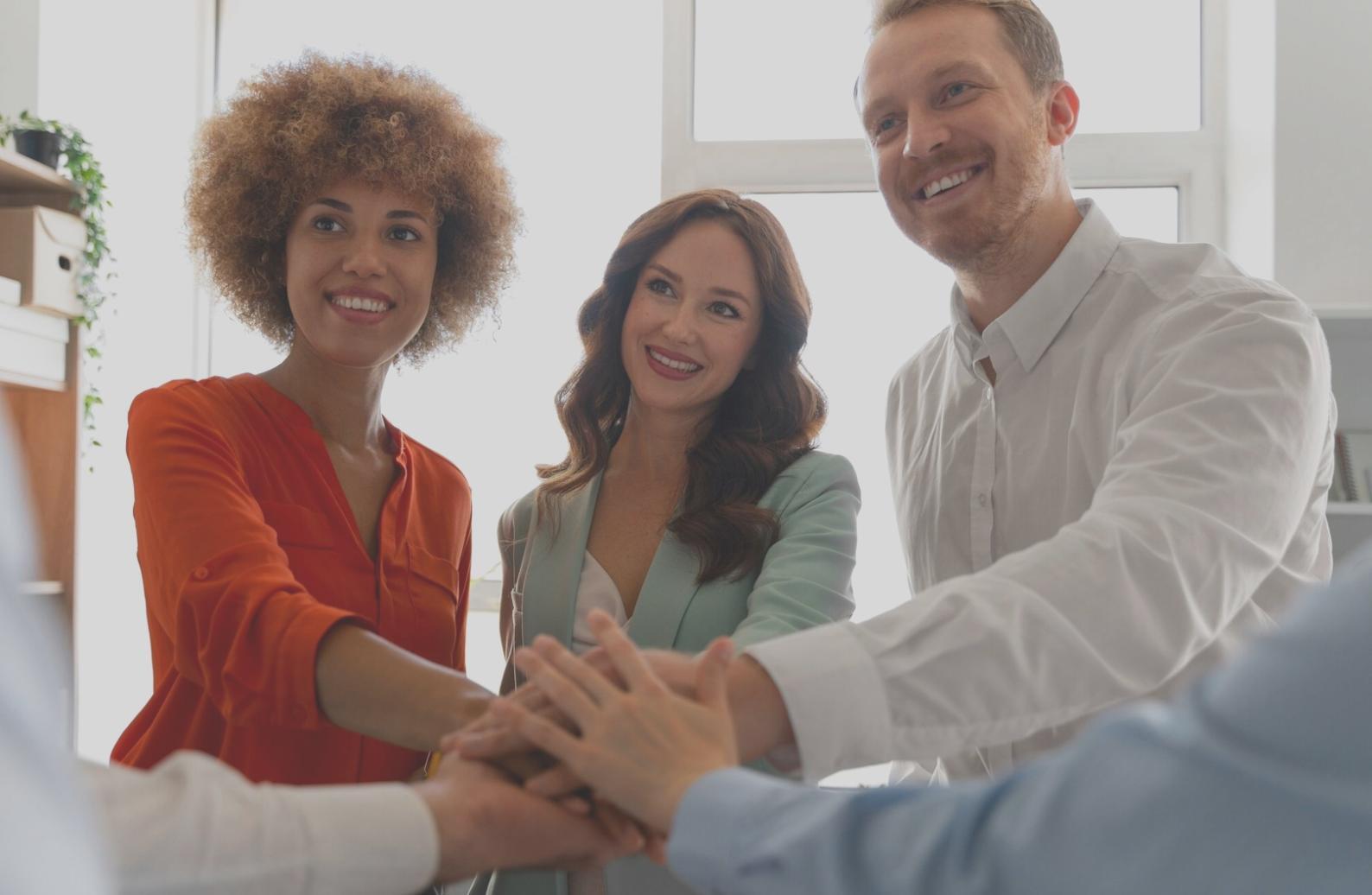Gruppe von Lernenden in kollaborativer Arbeitsumgebung